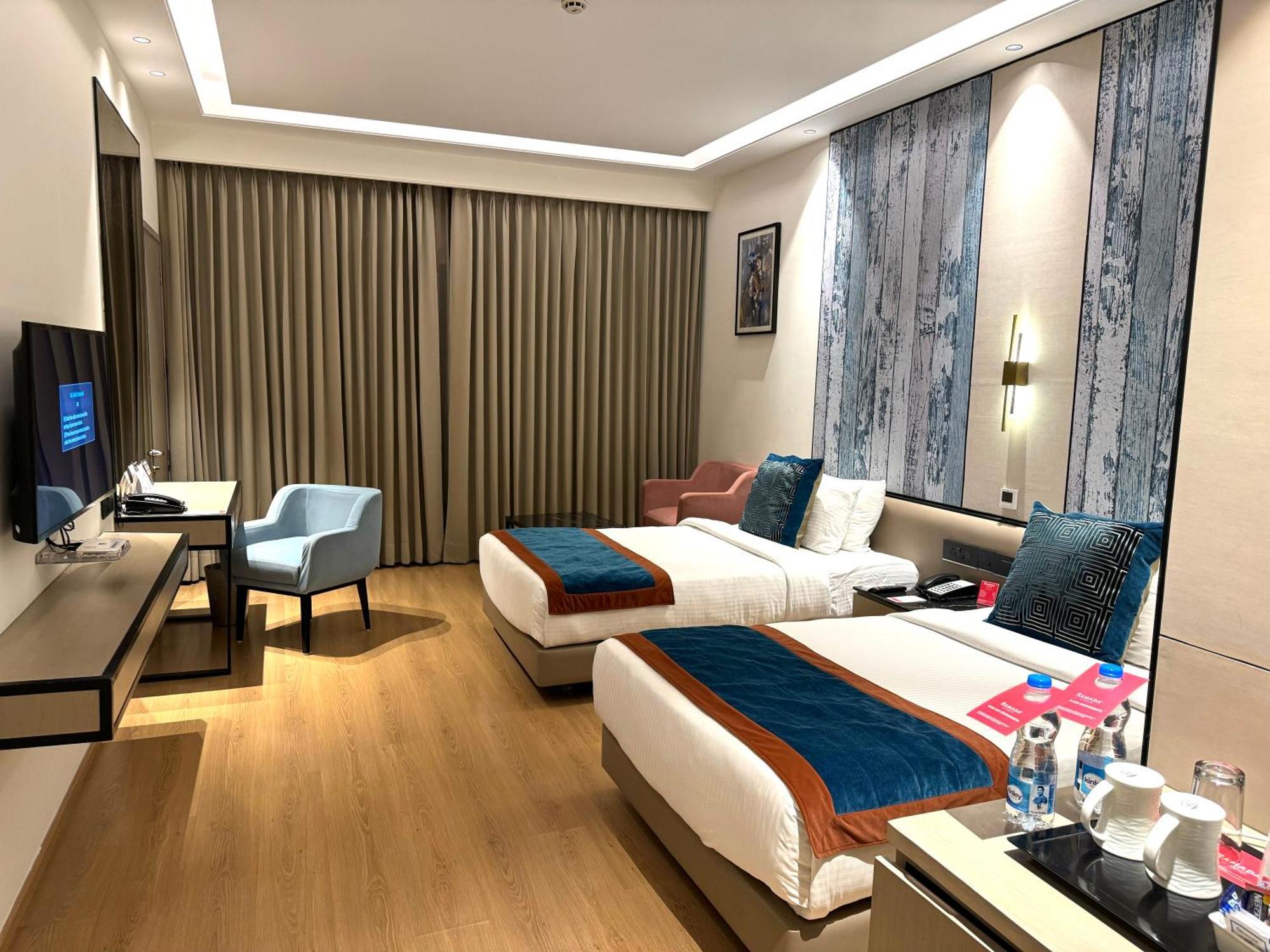 Ramada By Wyndham Jalandhar City Center Экстерьер фото