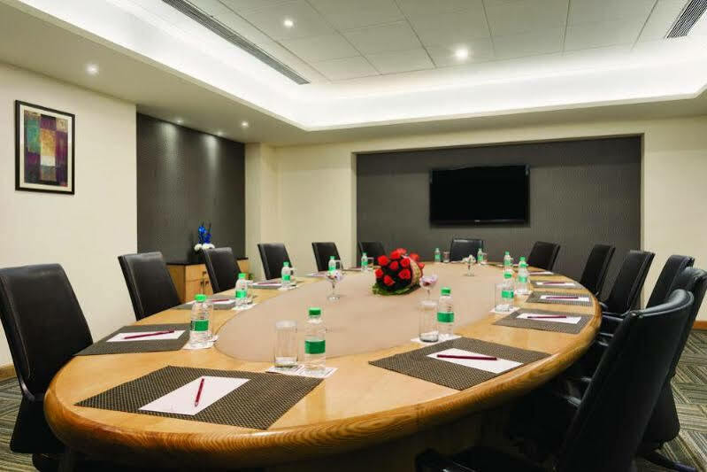 Ramada By Wyndham Jalandhar City Center Экстерьер фото